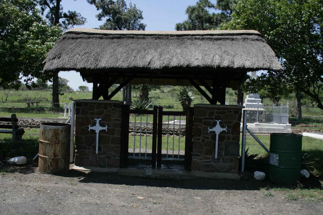 01. Overview of the entrance to the Wag-'n-Bietjie Cemetery
