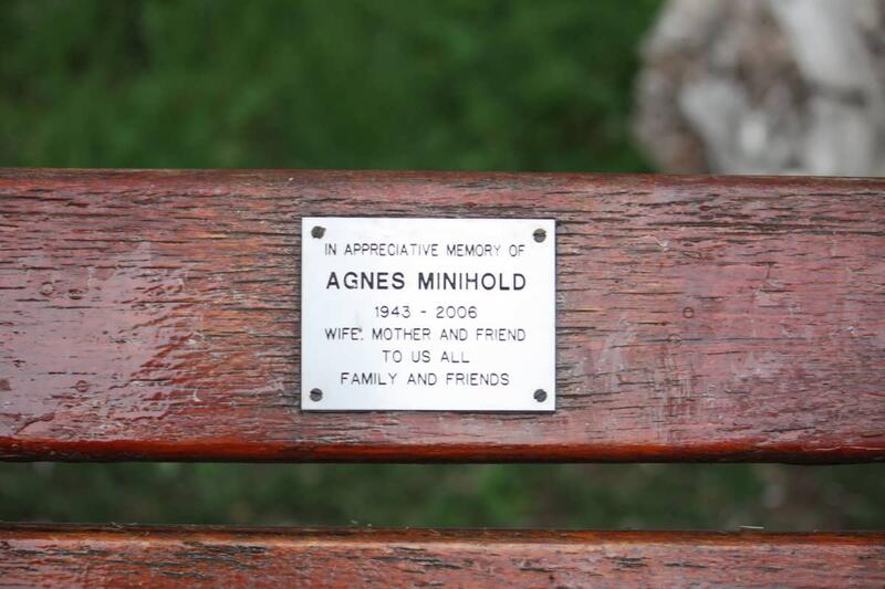 MINIHOLD Agnes 1943-2006