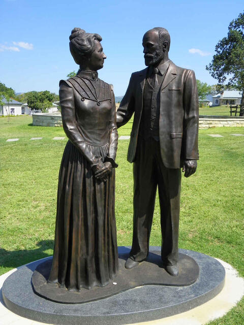 02. Statue of Hugh Lanion and Grace HALL