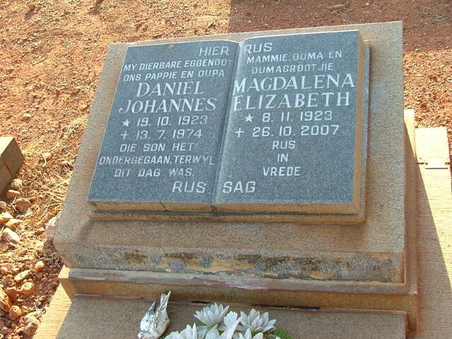 ? Daniël Johannes 1923-1974 & Magdalena Elizabeth 1923-2007