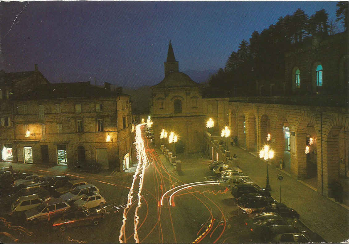 Amandola_ Piazza Risorgimento di notte