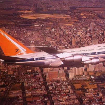 Boeing 747 van die SAL oor Johannesburg,