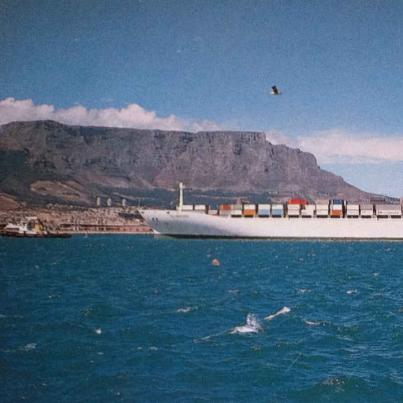 Kaapstad, Houerskip vaar Tafelbaaihawe binne.