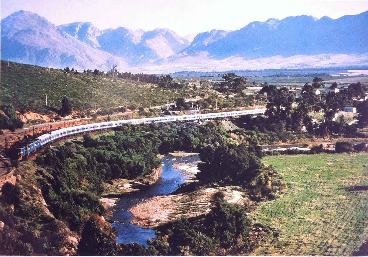 Nuwe Bloutrein kronkel deur die Hexriviervallei, Kaap Nuwe Bloutrein kronkel deur die Hexriviervallei, Kaap
