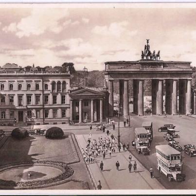 Berlin - Pariser Platz und Brandenburg Tor