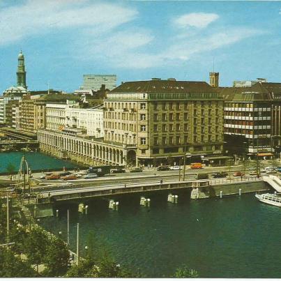Hamburg, Blick auf die Alsterarkaden und Michel