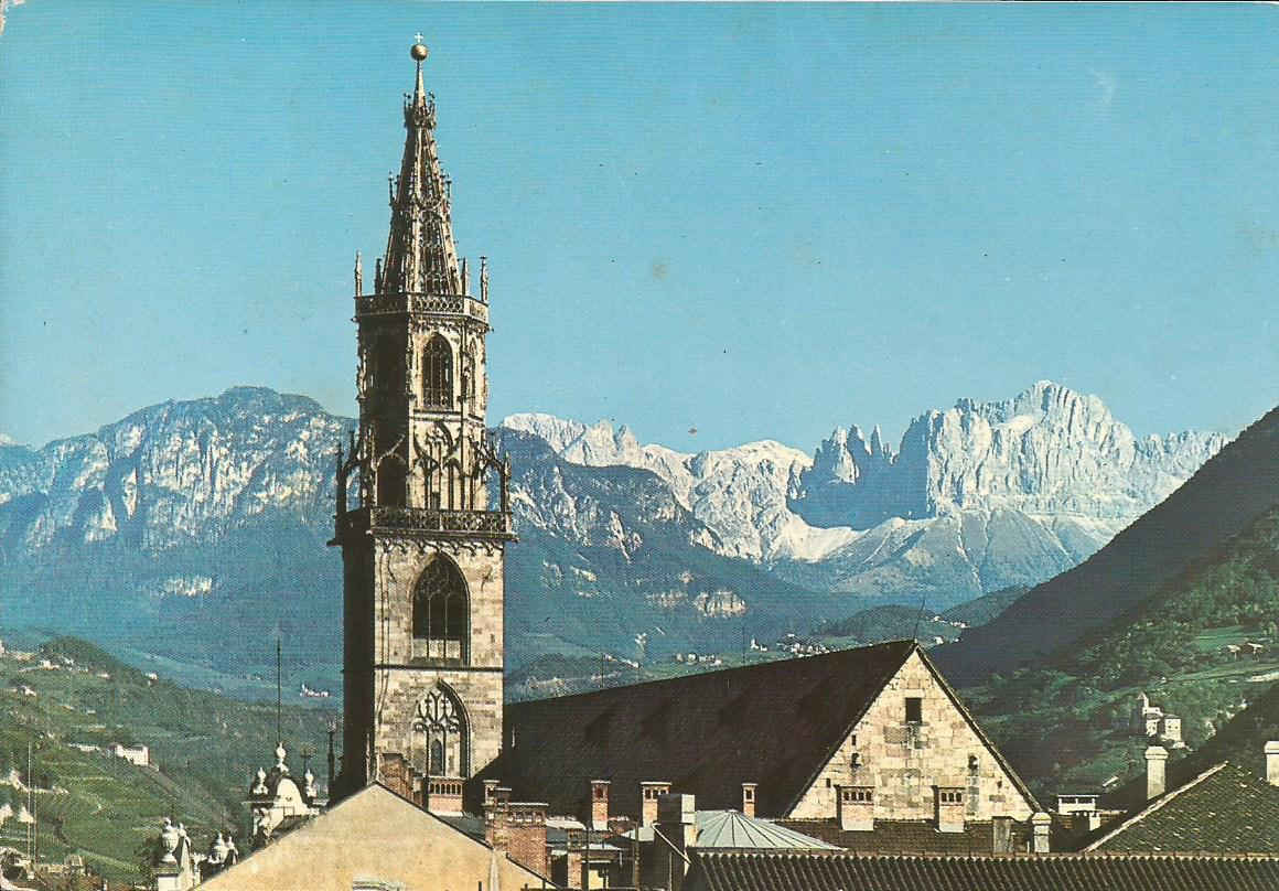 Bolzano ( Bozen ), Turm der Pfarrkirche gegen den Rosengarten