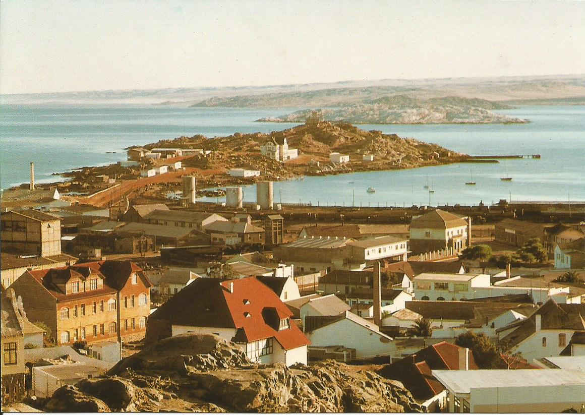 Lüderitz. Uitsig vanaf Diamantberg na Haai-eiland.