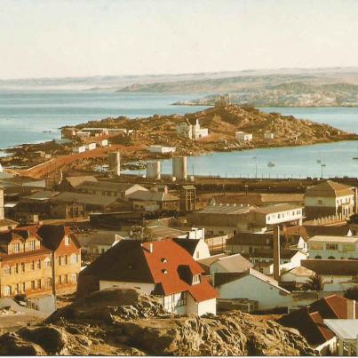 Lüderitz. Uitsig vanaf Diamantberg na Haai-eiland.