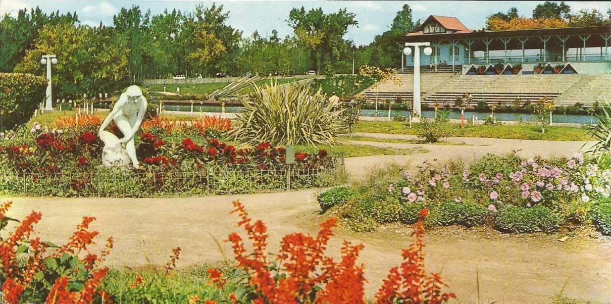 Argentina, Rose garden and lake, Mendoza