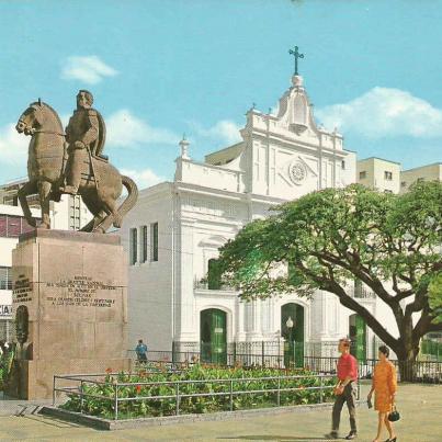 Caracas, Plaza Candelaria Monumento al General Rafael Urdaneta