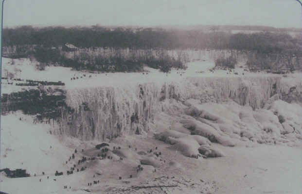 Niagara Falls snowed over