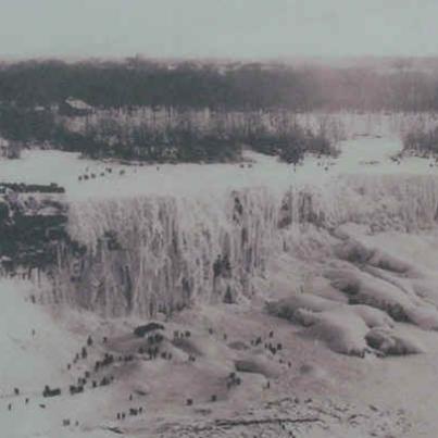 Niagara Falls snowed over